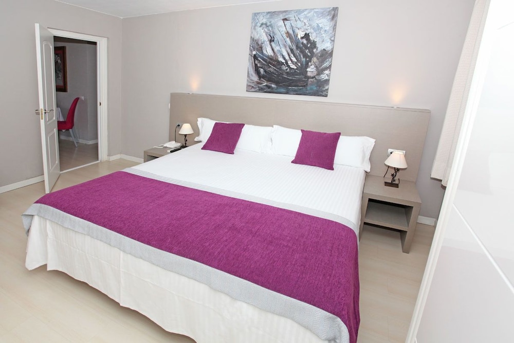 SUPERIOR, STUDIO, DOUBLE OR TWIN BED, KITCHENETTE