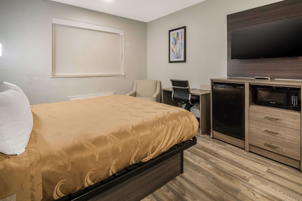 SUITE, KING BED, ACCESSIBLE
