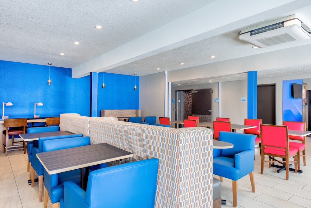 HOLIDAY INN EXPRESS NEWBERG - WINE COUNTRY 7/60