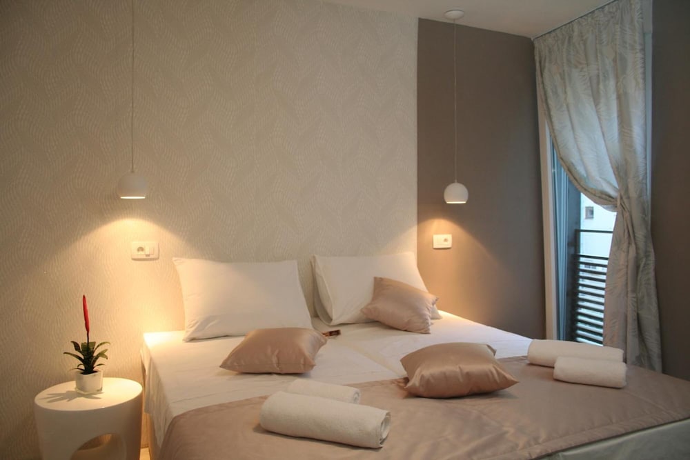 ROOM, DOUBLE BED