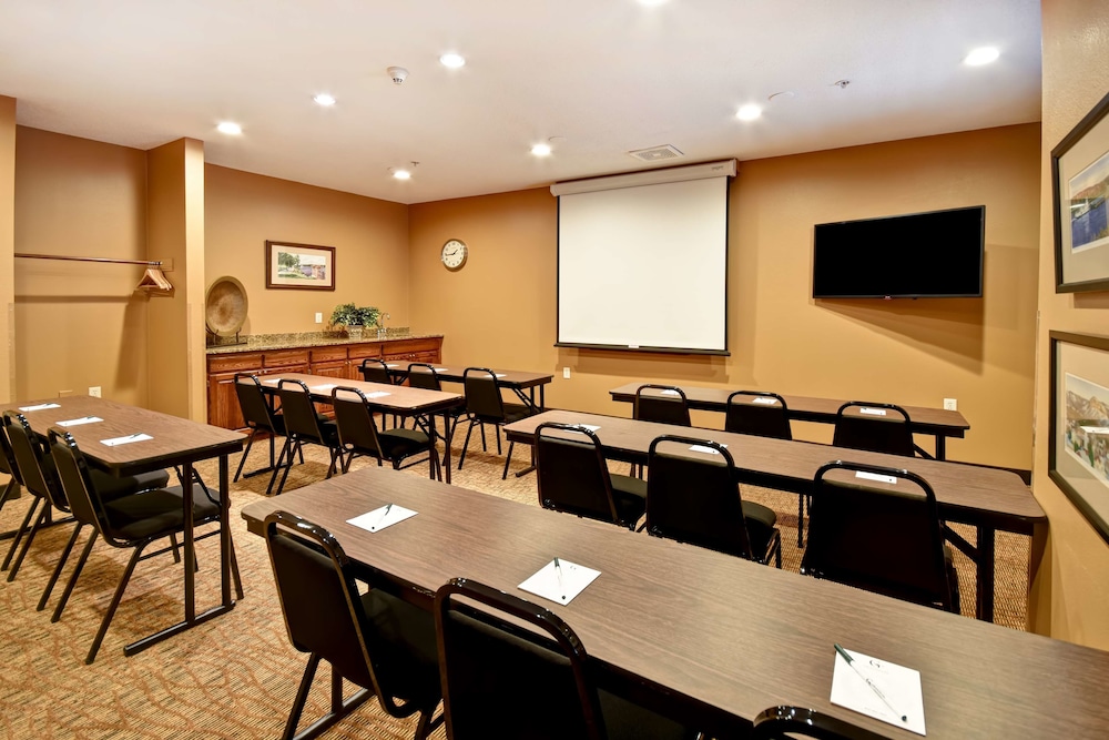 Grandstay Residential Suites Hotel La Crosse 51/62