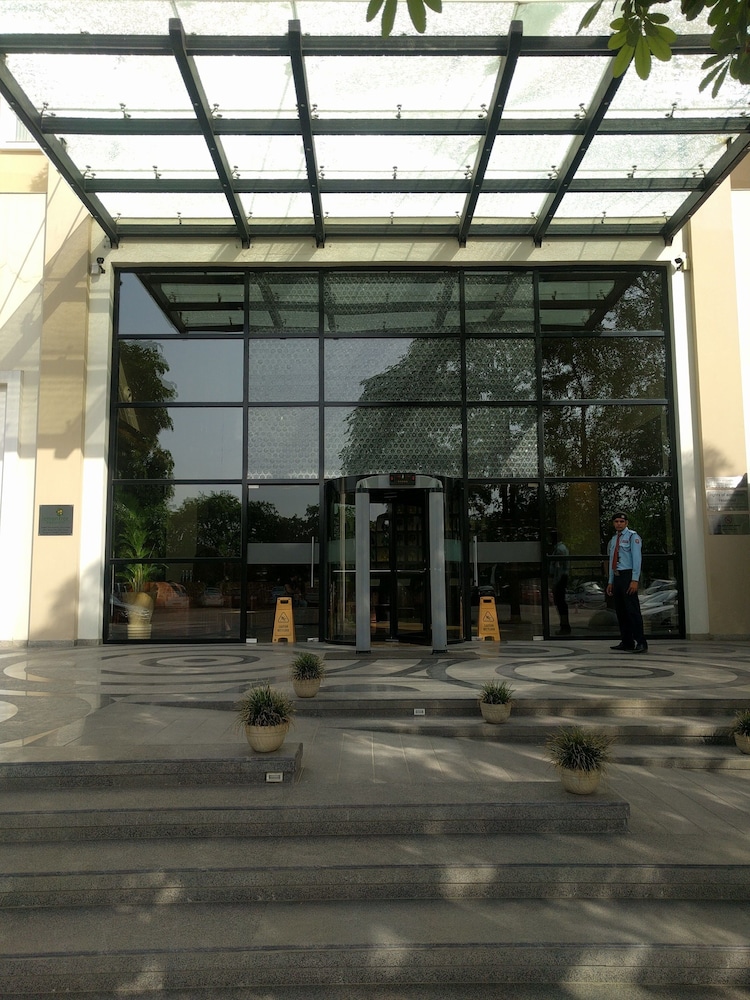 Lemon Tree Premier City Center Gurgaon 9/53