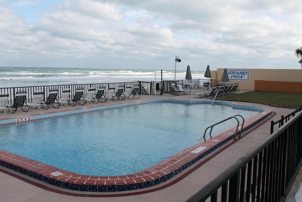 Grand Prix Motel on the Beach 5/48