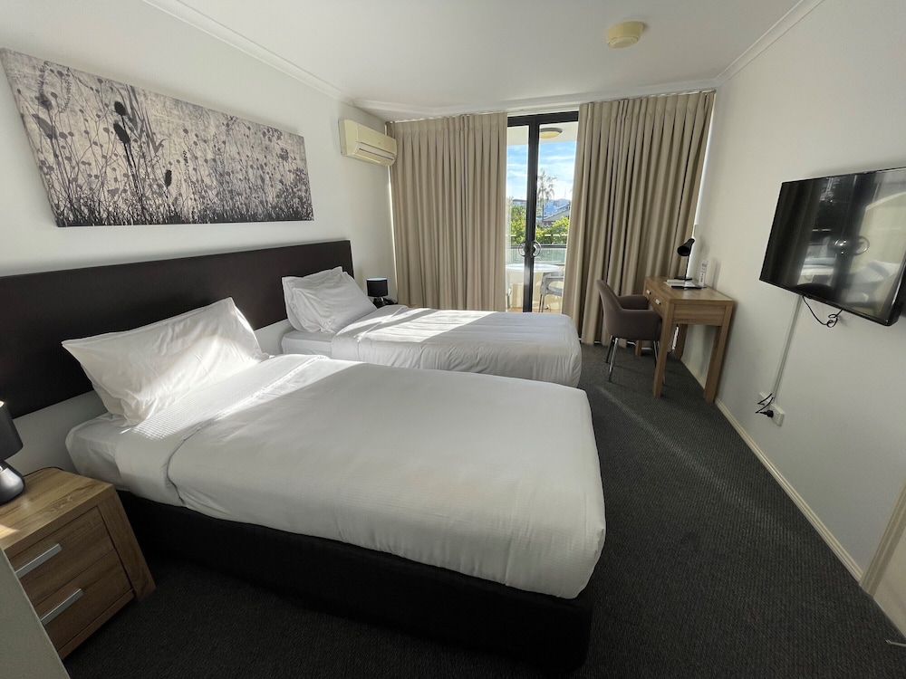 STUDIO, TWIN BEDS