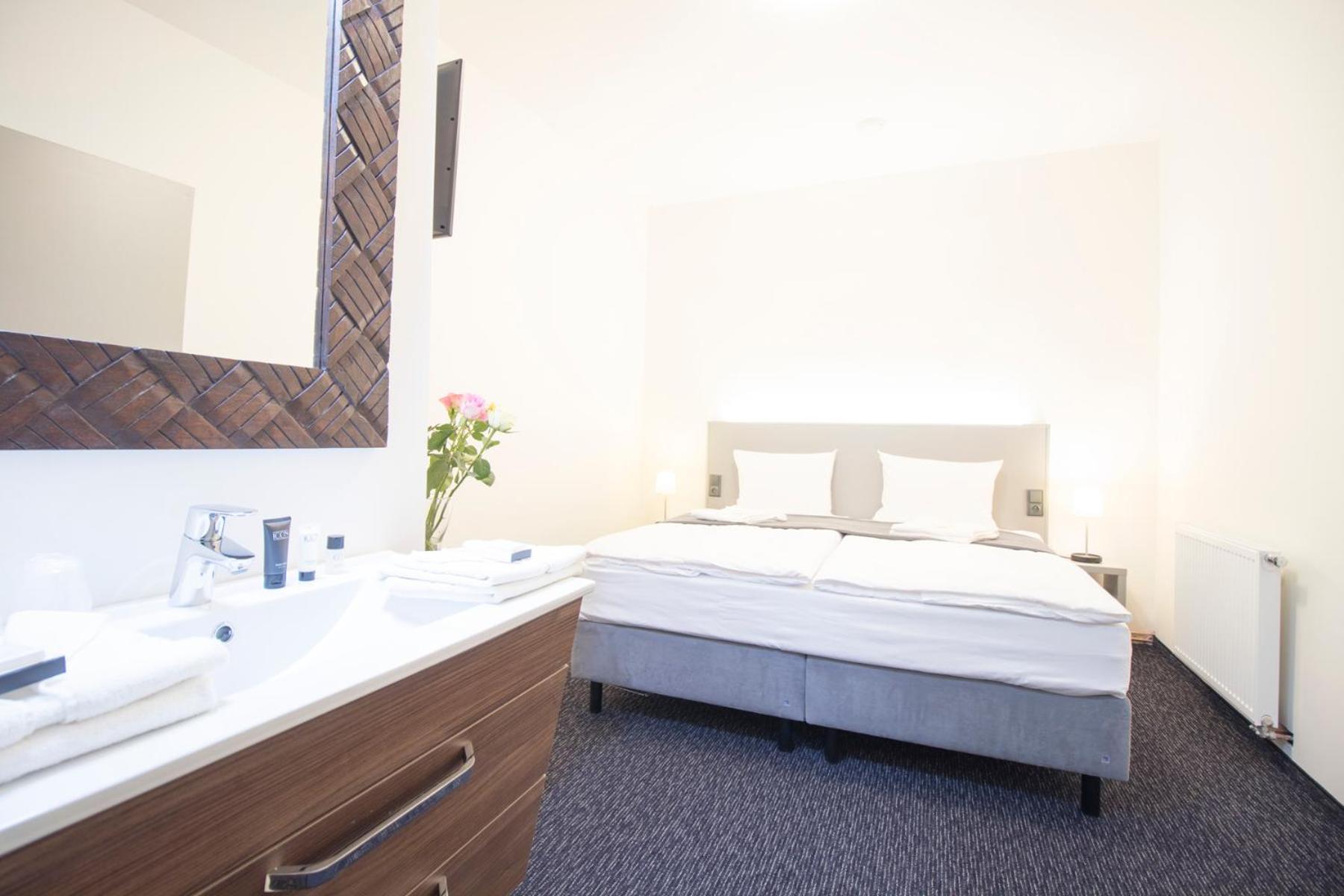 Room, Double Bed, No Window