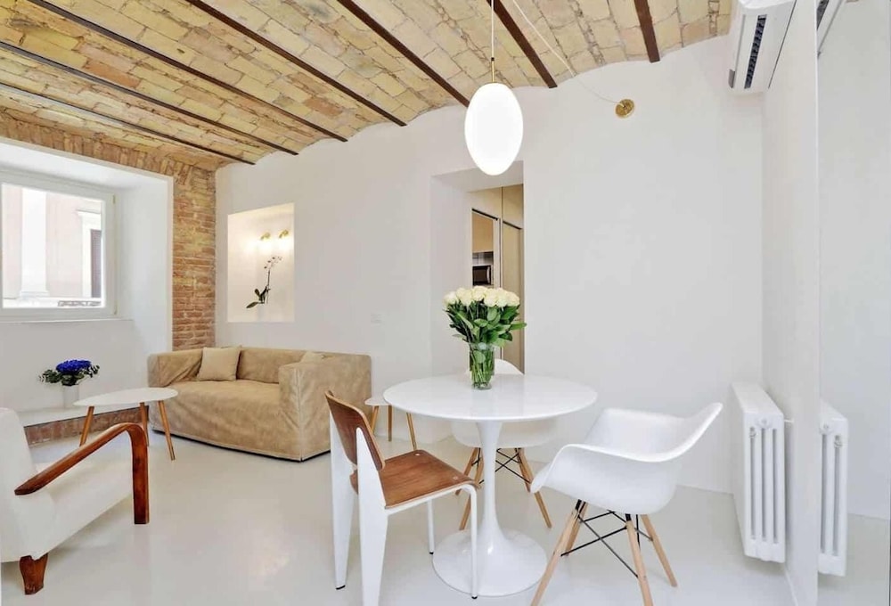Charming flat near Colosseum 4/9