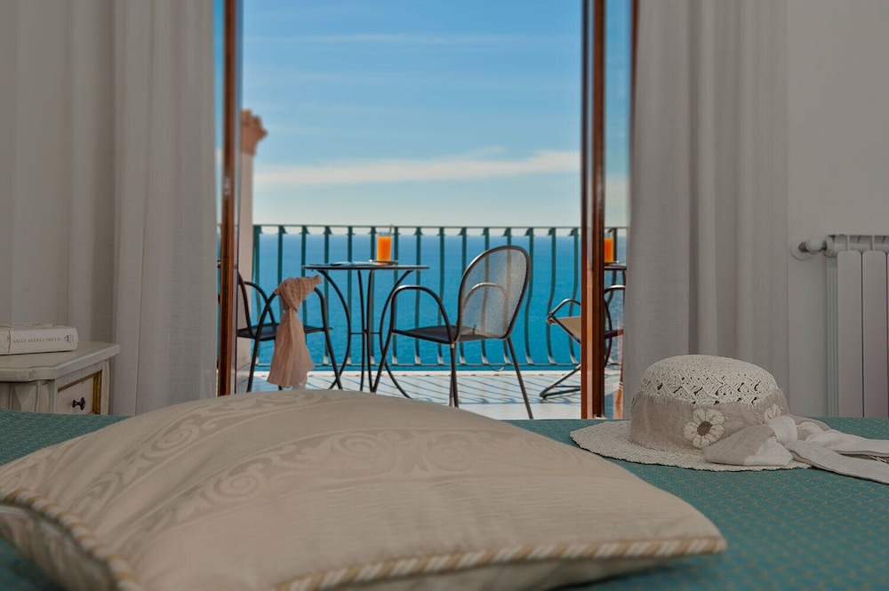 Panoramic, Triple, 1 Queen and 1 Single Bed, Sea View