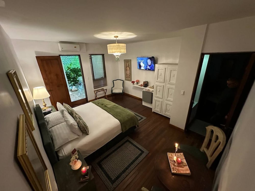 DELUXE, KING BED