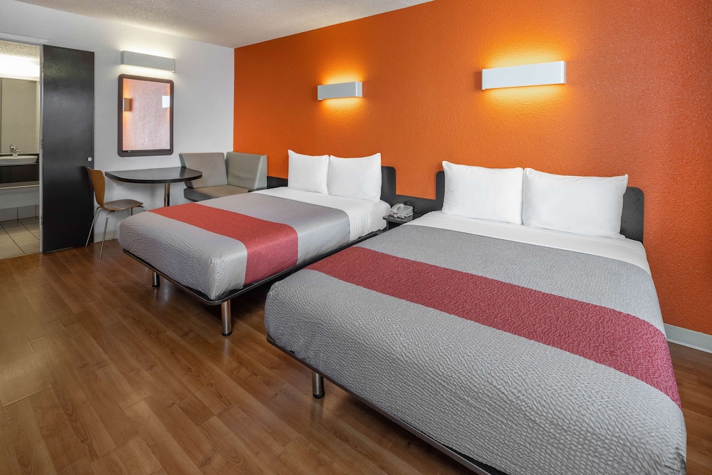 Motel6 Anaheim, CA - Maingate 28/58
