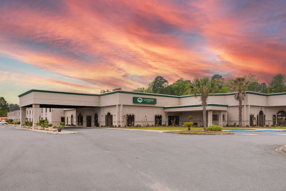 Cottonwood Suites Savannah Hotel and Conference Center 3/71
