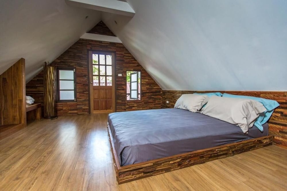 3 Bedrooms, Family, 1 King and 2 Queen Beds, Beach View, Pool Access