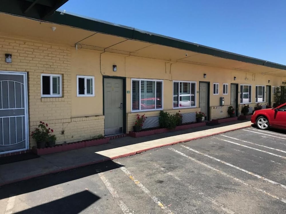 Deluxe Inn 34/50