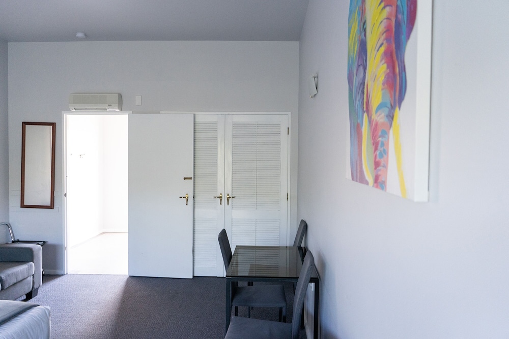 BURWOOD MANOR MOTEL 44/50