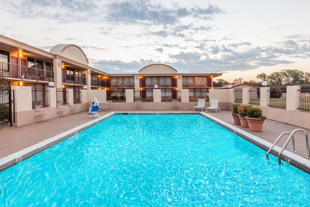 Days Inn By Wyndham Hillsboro Tx 1/37