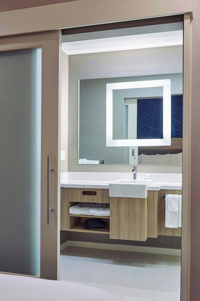 SpringHill Suites Medford Airport 26/28