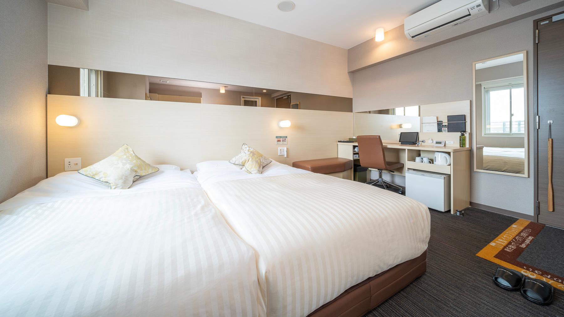 Hollywood, Standard, Twin Beds