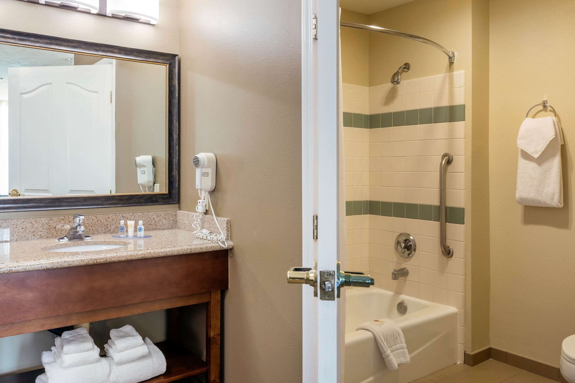 Suite, King Bed, Sofa, Living Area, Comfort Inn & Suites El Centro I - 8 2/3