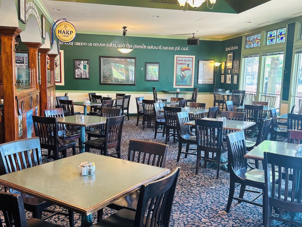 County Clare Irish Inn & Pub 15/26