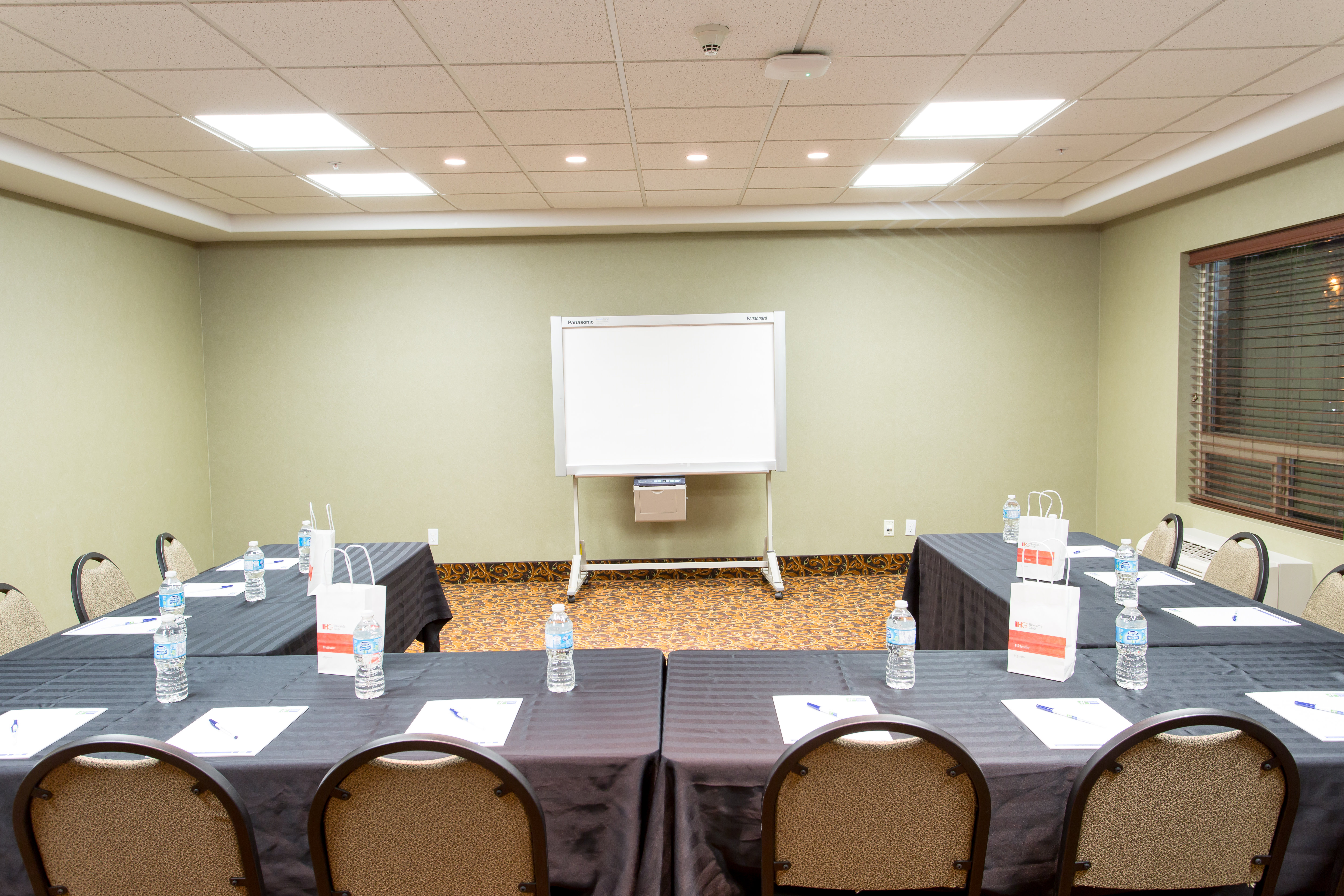 Holiday Inn Express Hotel & Suites Drayton Valley 37/50