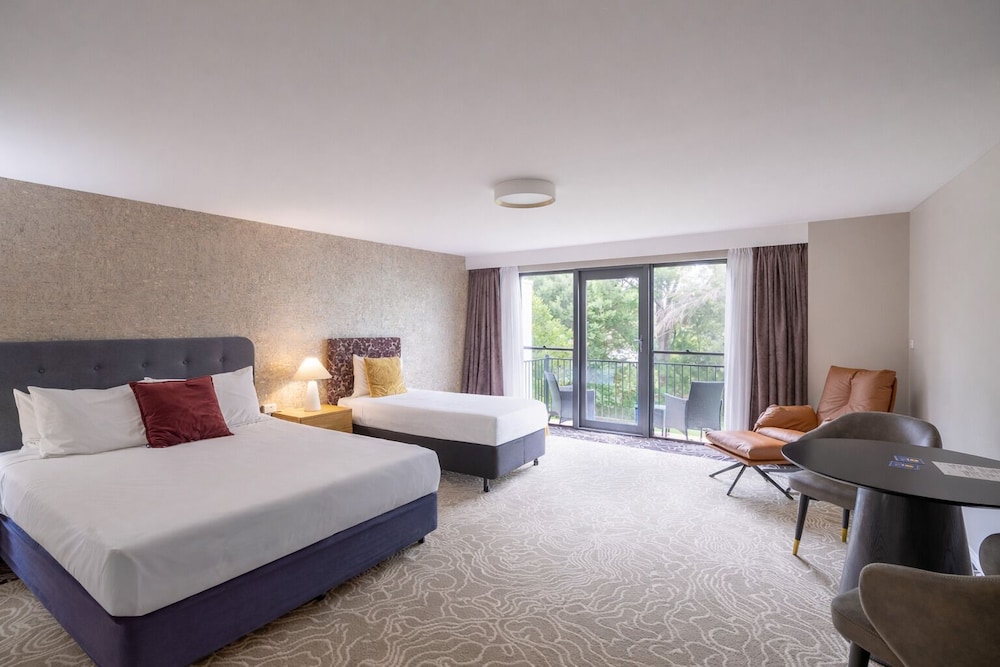BERRY VILLAGE BOUTIQUE MOTEL 11/49
