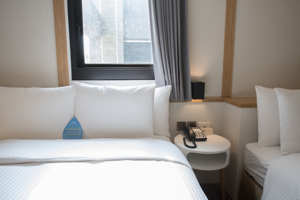 DELUXE, TRIPLE, MULTIPLE BEDS