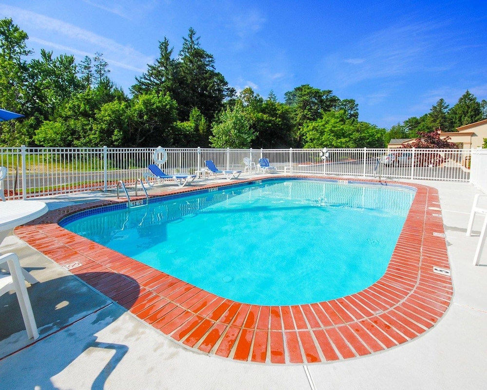 HIBISCUS Inn & Suites 4/43
