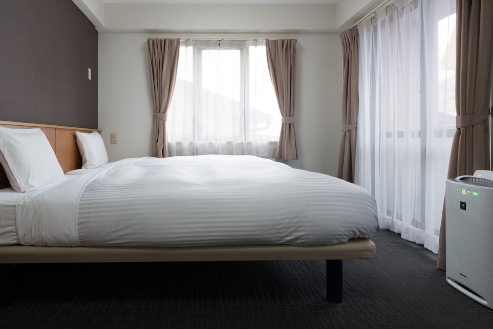 STANDARD, TWIN BEDS, NO CLEANING SERVICES, KITCHENETTE, SMOKING