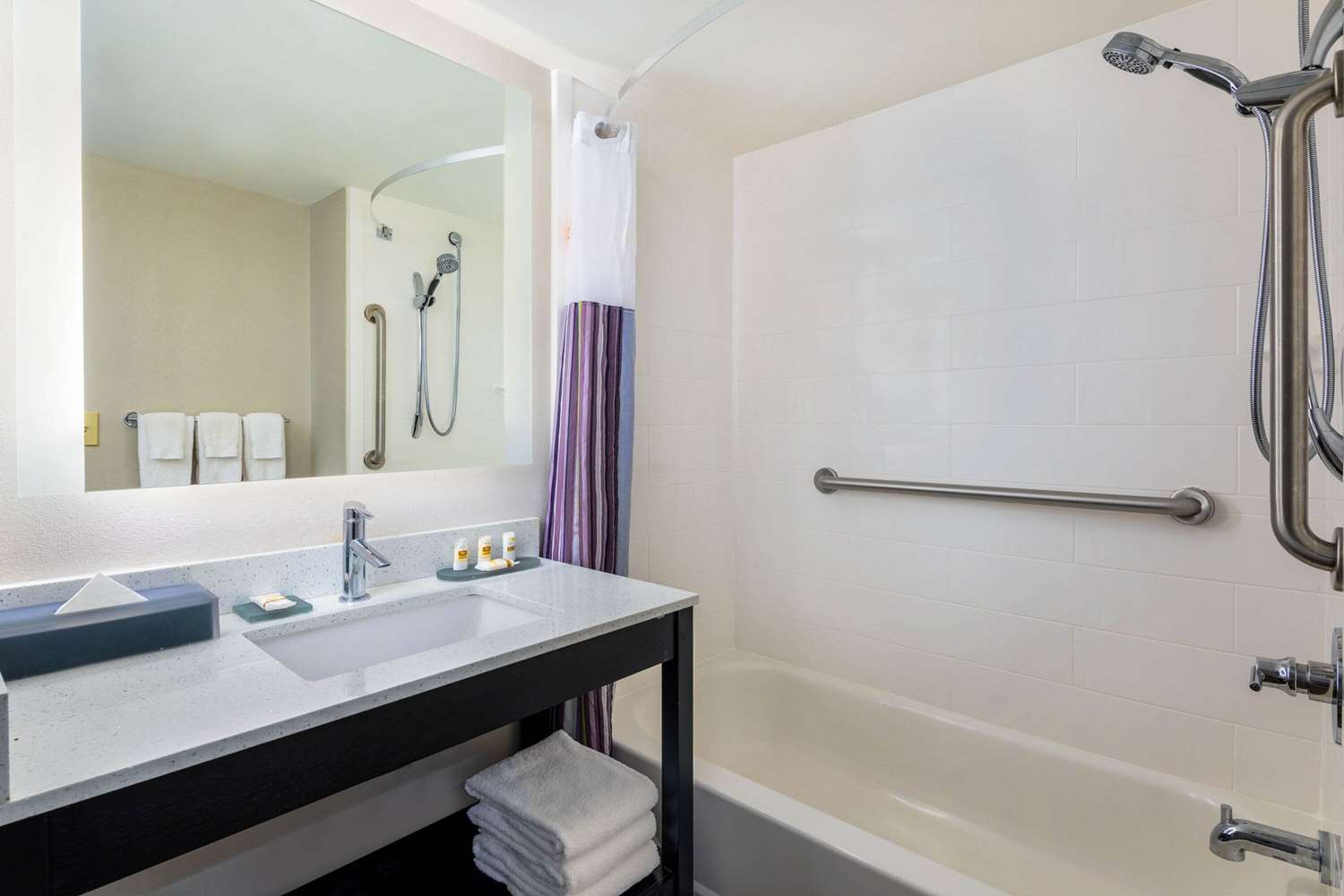 La Quinta Inn and Suites by Wyndham Kennesaw 44/46