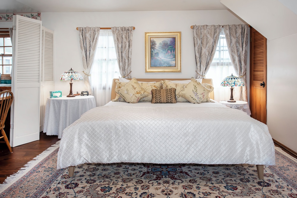 DELUXE, STUDIO, SUITE, KING BED, PRIVATE BATHROOM