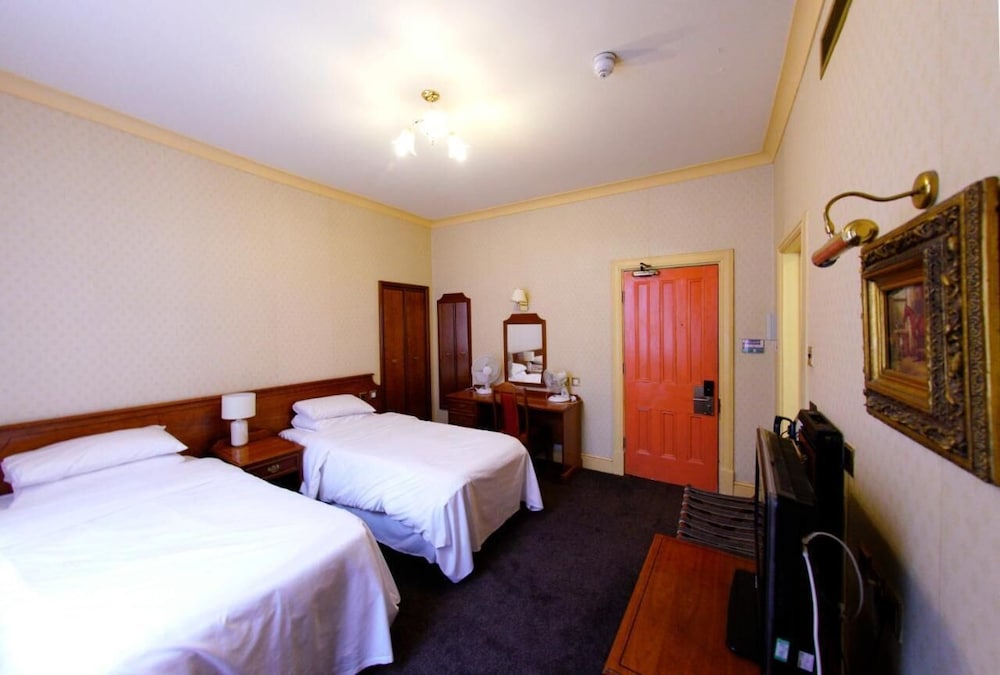 Three Queens Hotel 13/50