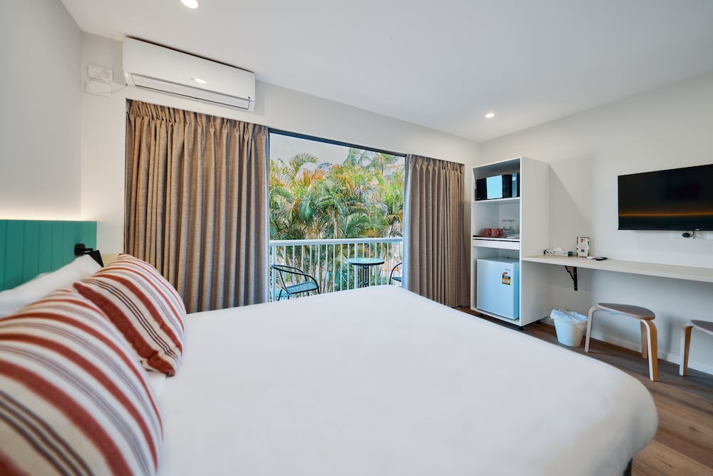 ROOM, QUEEN BED