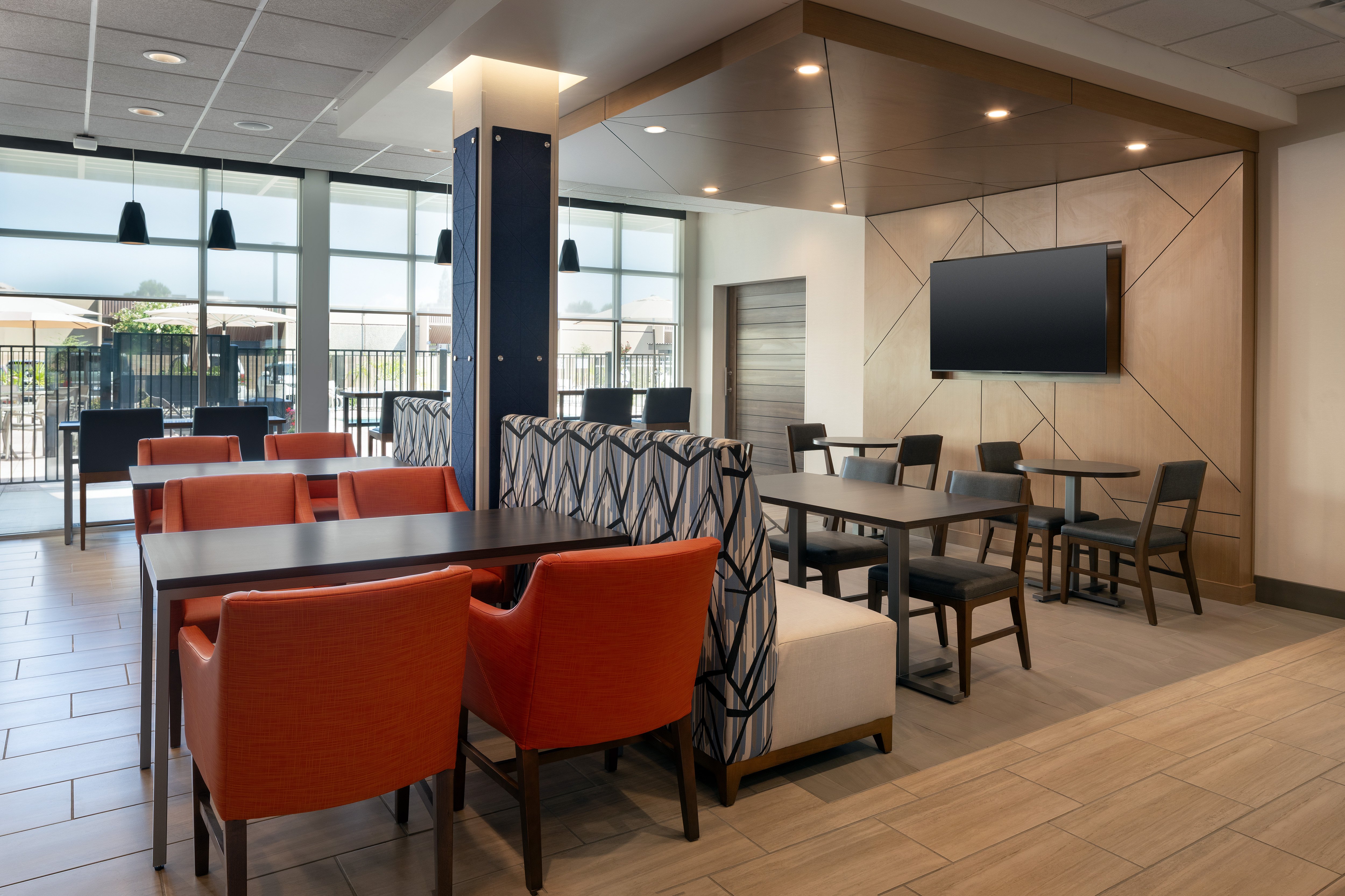 Holiday Inn Express & Suites Fresno Airport 23/25