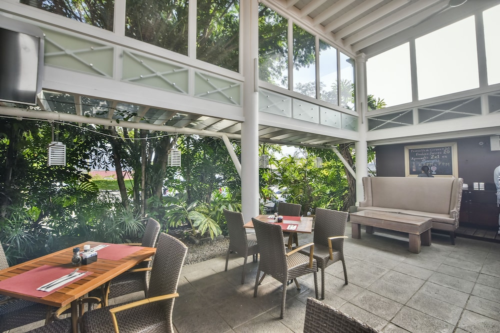 La Riviera Hotel Bed And Breakfast 32/50