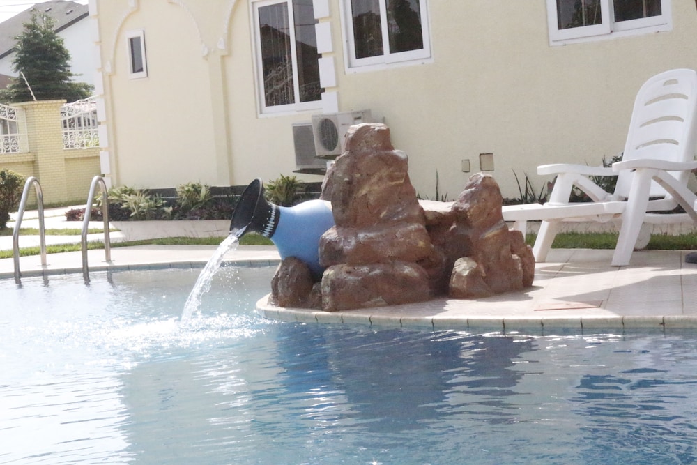 Kingsbridge Royale Hotel 48/50