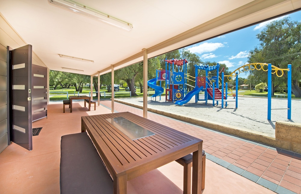 Acclaim Rose Gardens Beachside Holiday Park 19/50