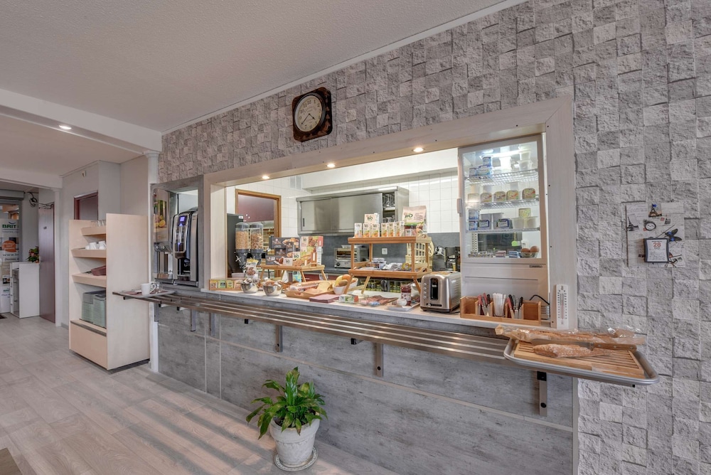 Brit Hotel Confort Thouars 33/48
