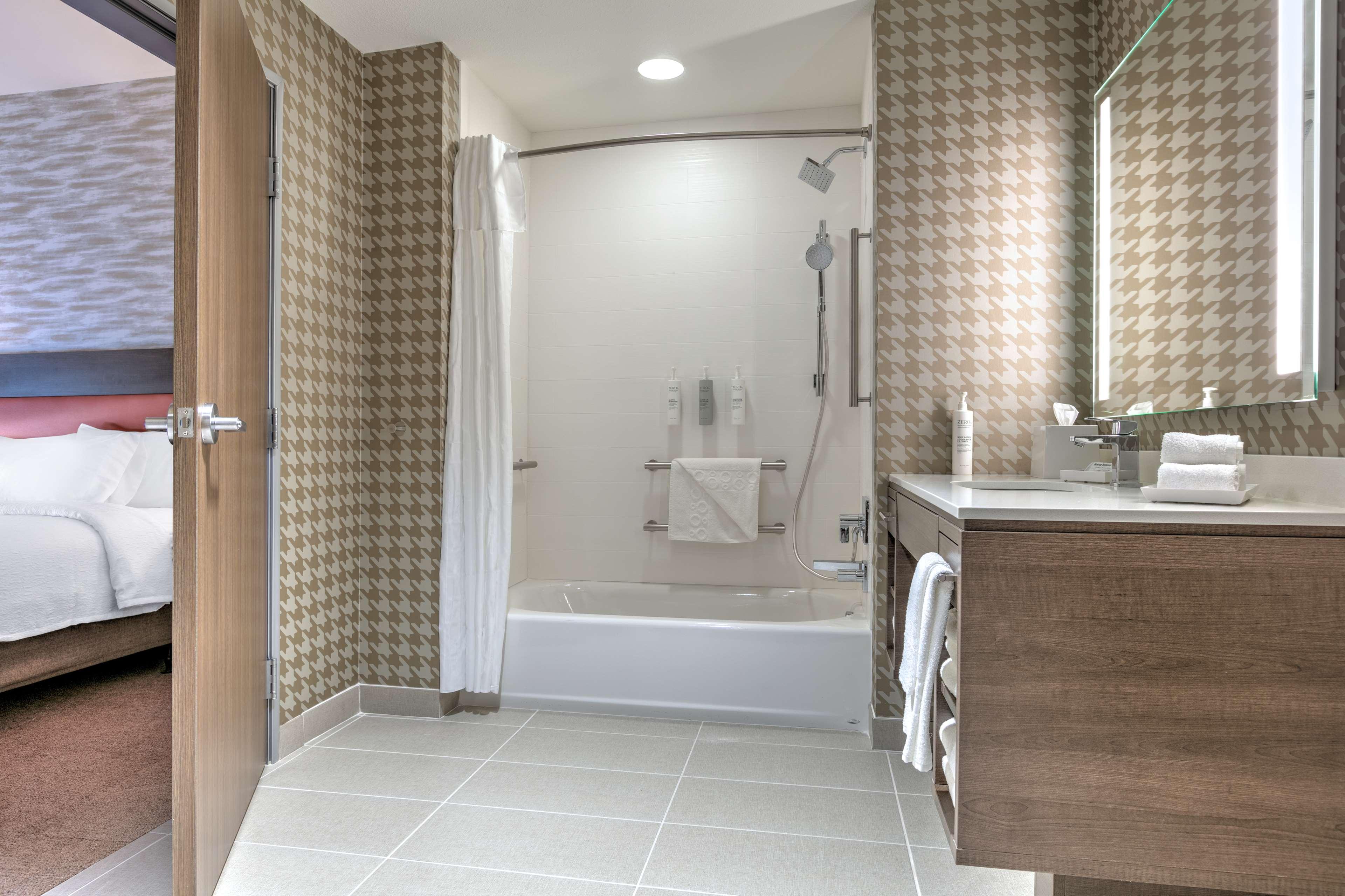 SUITE, KING BED, ACCESSIBLE