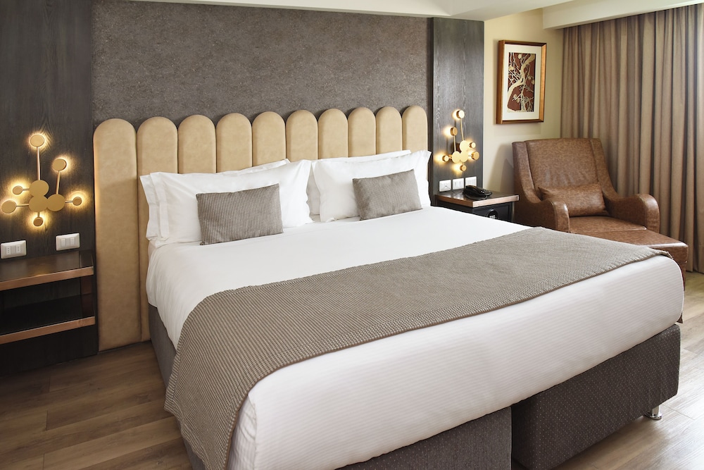 ROOM, KING BED, CITY VIEW