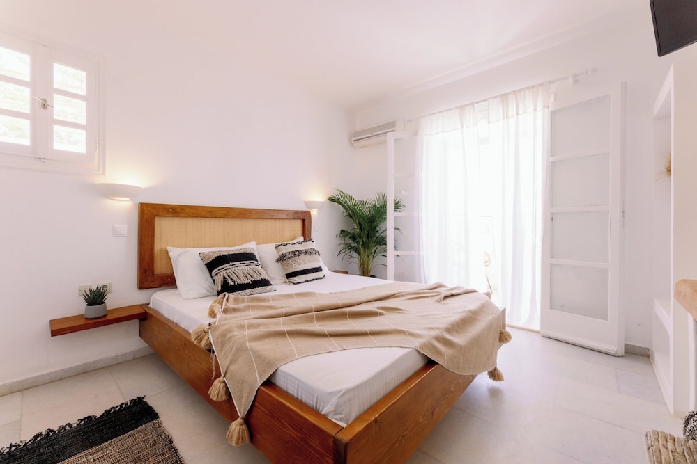 DELUXE, DOUBLE BED, SEA VIEW