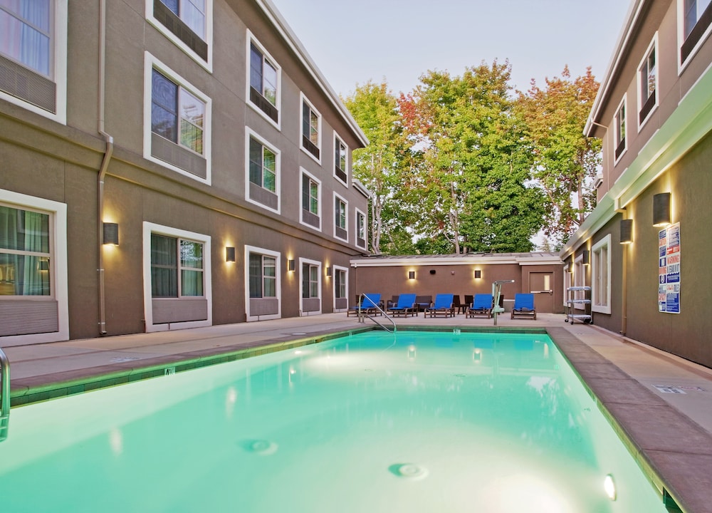 Holiday Inn Express Hotel Suites Santa Cruz 3/72