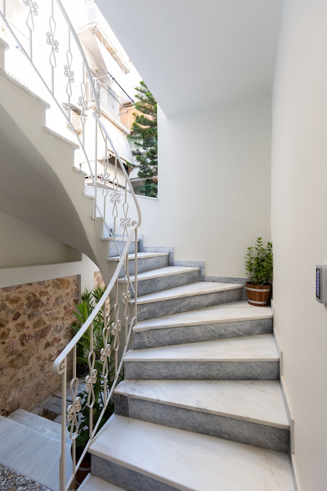 Dinostratus House 40/60