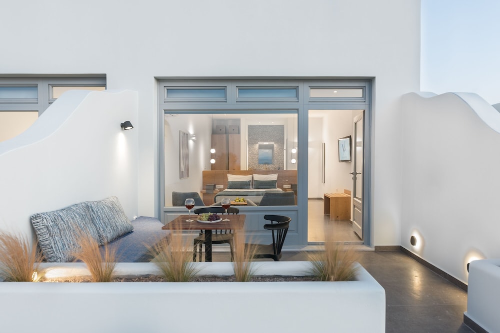 Volcanic Arc Santorini Suites 45/59