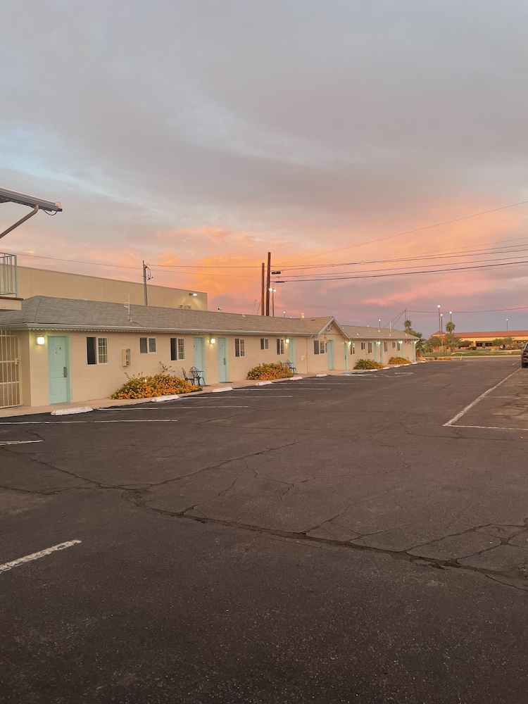 Howard Johnson by Wyndham Ridgecrest, CA 57/63