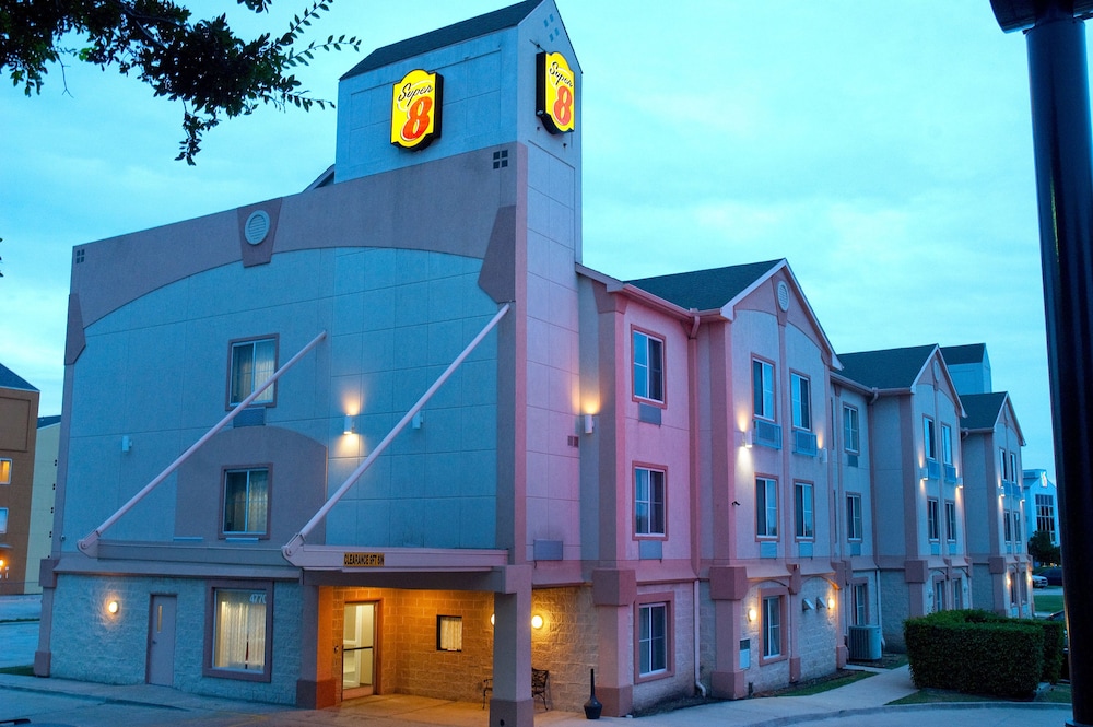 Super 8 by Wyndham Irving/DFW Apt/North 2/25