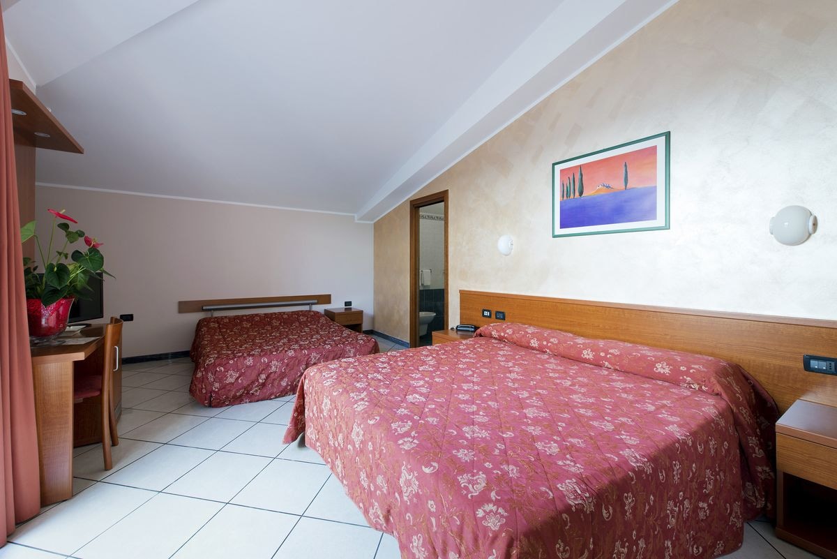 ROOM, QUADRUPLE