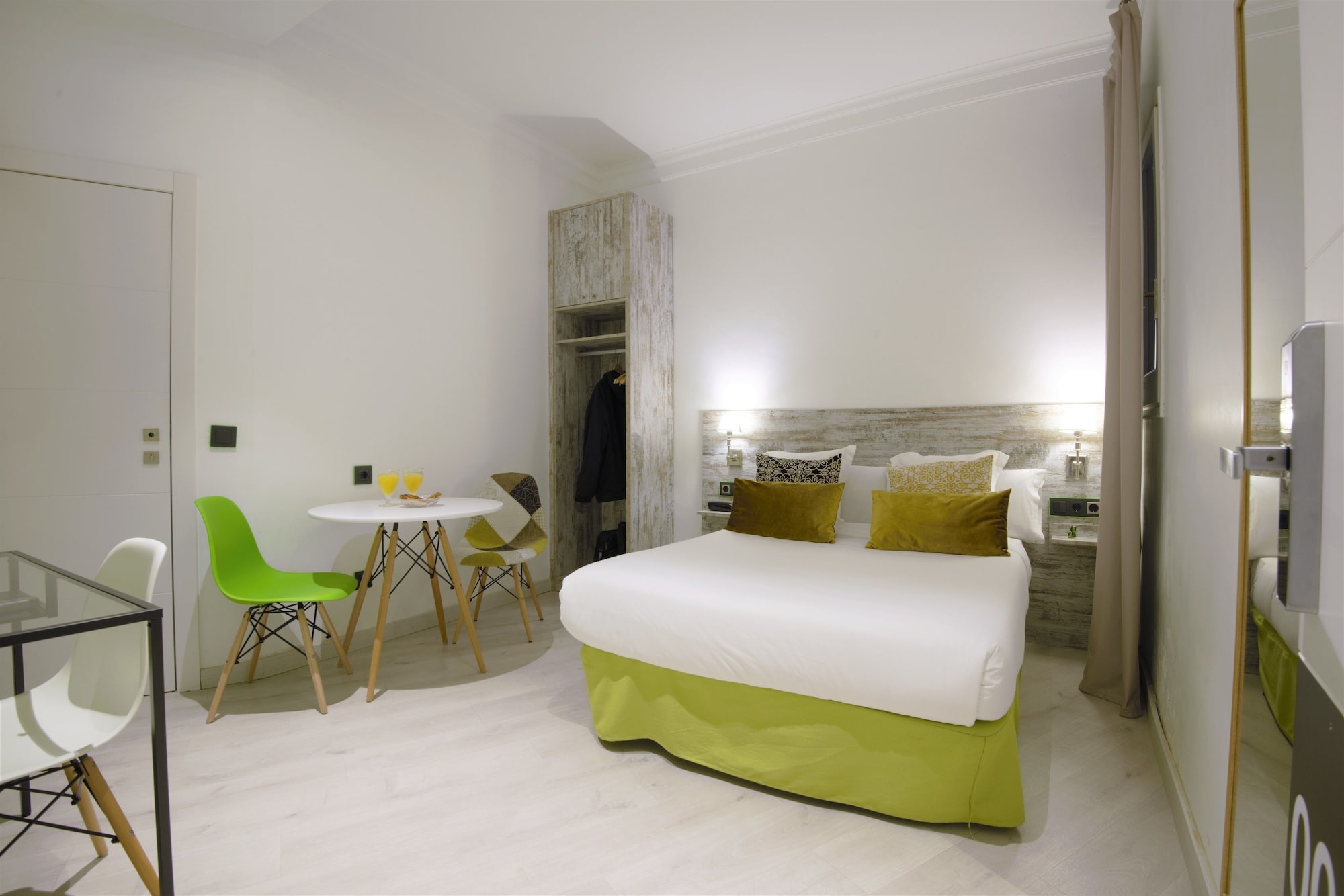 ROOM, DOUBLE OR TWIN BED