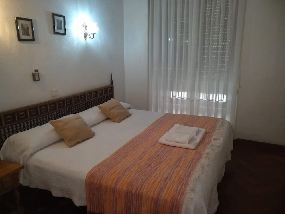 Hostal Esmeralda 12/36