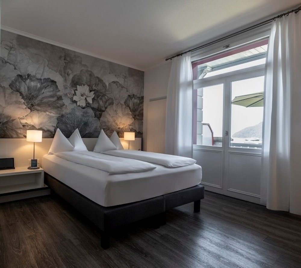 PREMIUM, DOUBLE BED, LAKE VIEW, PATIO