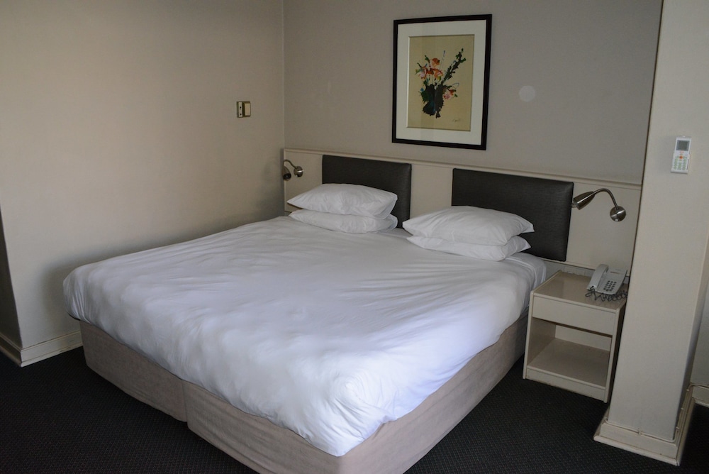 Elephant Springs Hotel &amp; Cabanas 30/80
