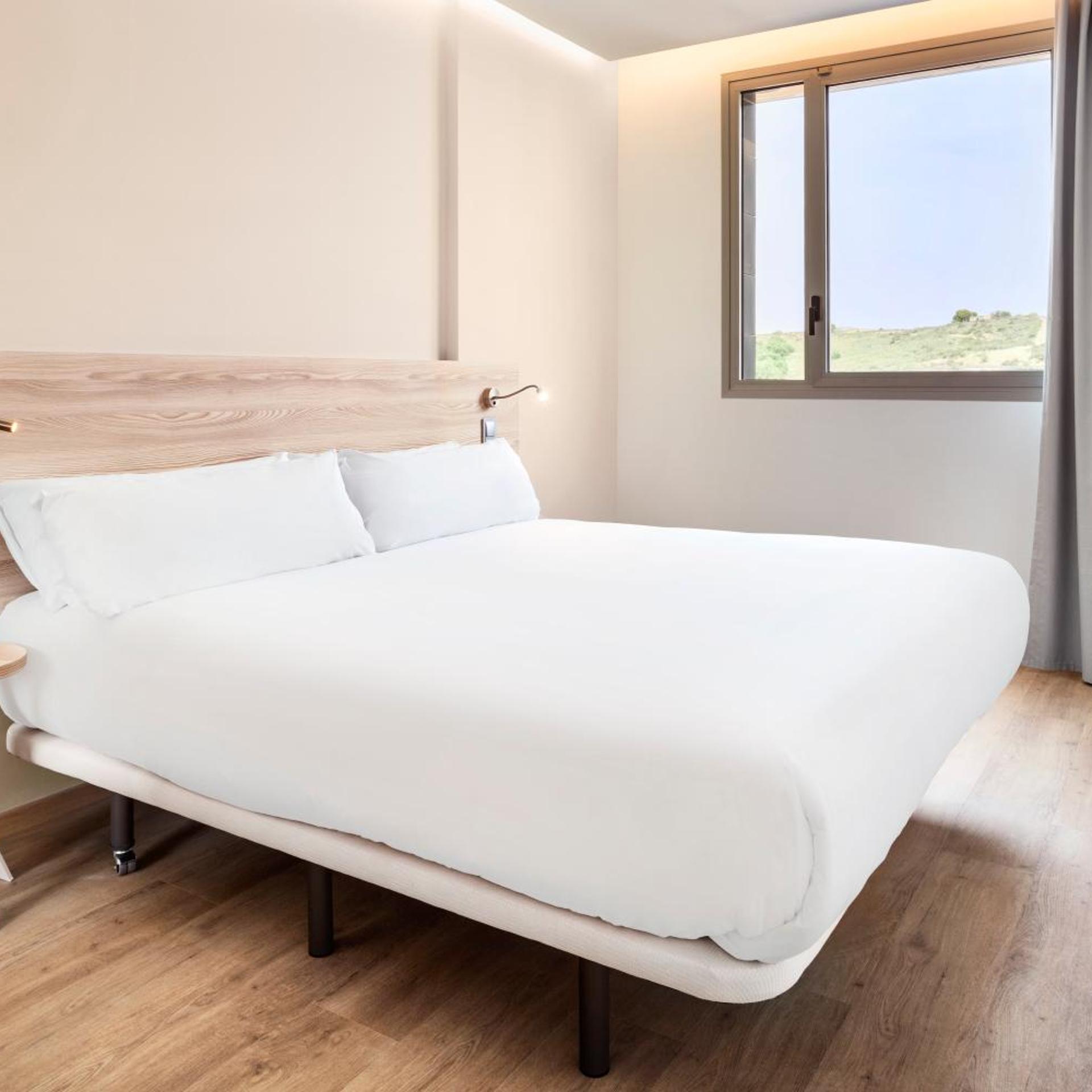 ROOM, DOUBLE BED